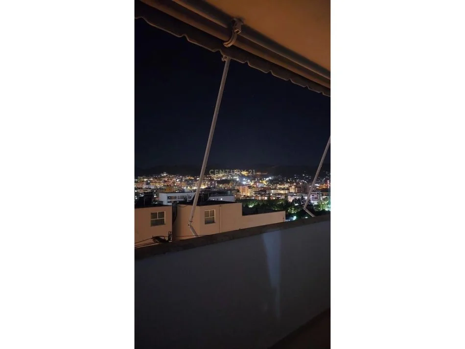 Tirane, jepet me qera apartament 3+1 Kati 10, 118 m² 650 € (Ish Parku)