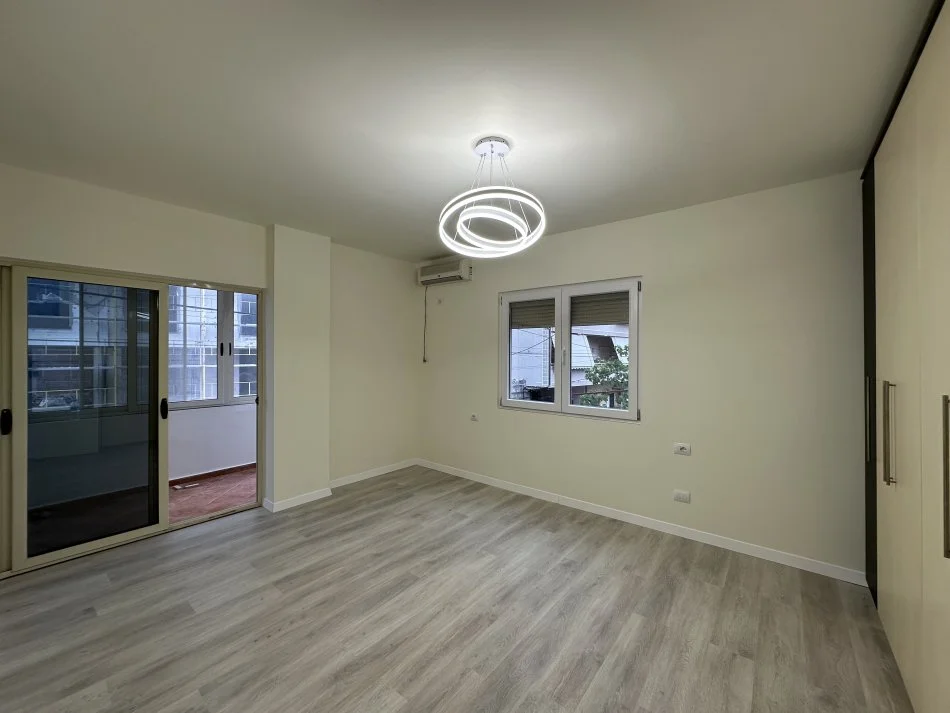 Tirane, shitet apartament 2+1+Ballkon Kati 2, 98 m² 162.000 € (Rruga Dritan Hoxha)