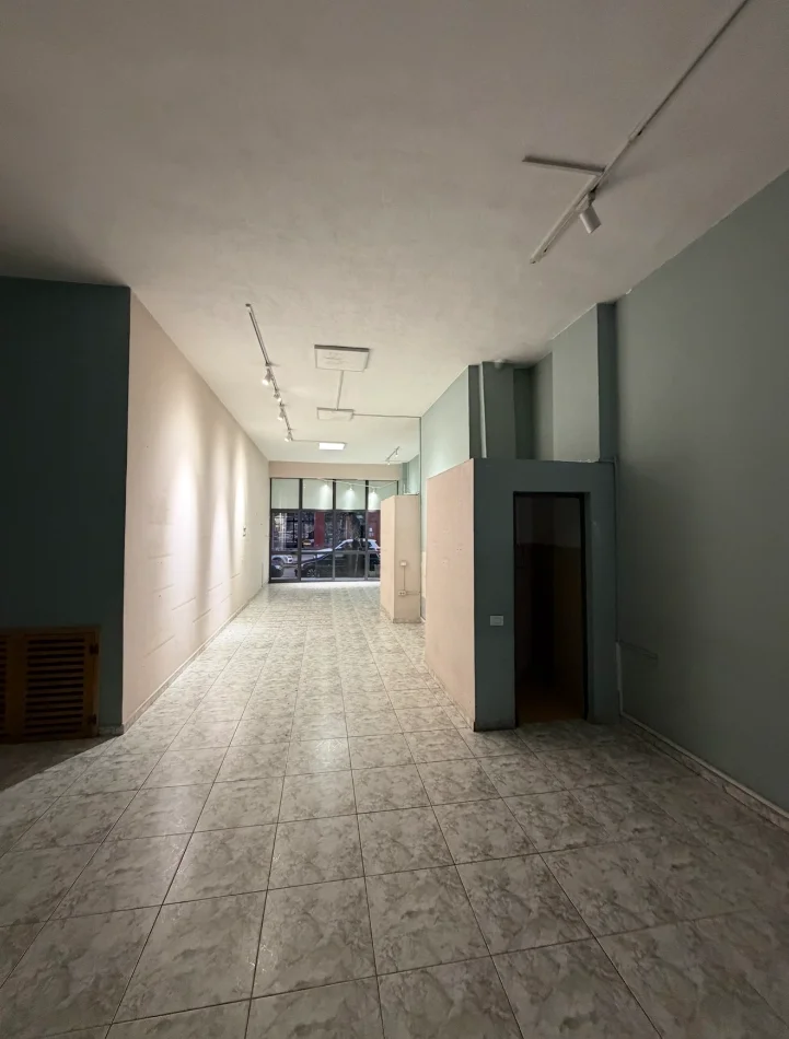 Tirane, jap me qera dyqan Kati 0, 82 m² 800 € 