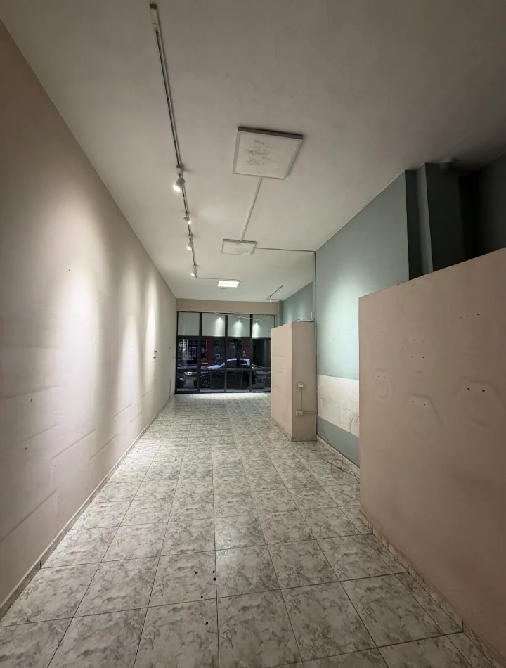 Tirane, jap me qera dyqan Kati 0, 82 m² 800 € 