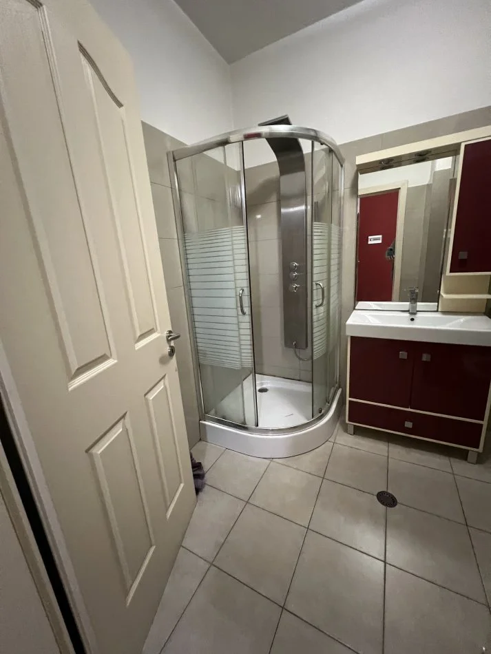 Tirane, jepet me qera apartament 2+1+Ballkon Kati 2, 120 m² 400 € (Yzberisht tek palestra Unik)