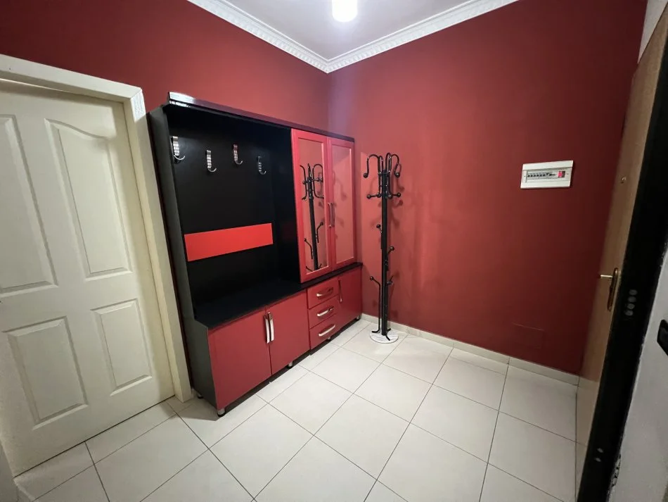 Tirane, jepet me qera apartament 2+1+Ballkon Kati 2, 120 m² 400 € (Yzberisht tek palestra Unik)