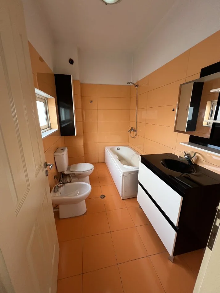 Tirane, jepet me qera apartament 2+1+Ballkon Kati 2, 120 m² 400 € (Yzberisht tek palestra Unik)