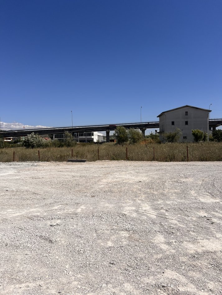 Tirane, jepet me qera ambjent biznesi , 1.500 m² 1.500 € (Nacionale e vjeter)