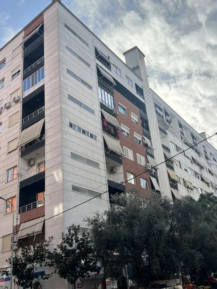 Tirane, jepet me qera apartament 2+1+Ballkon Kati 2, 120 m² 400 € (Yzberisht tek palestra Unik)