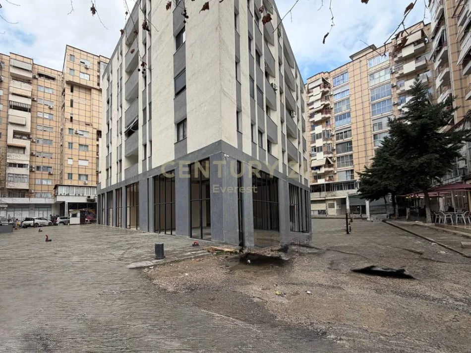 Tirane, jepet me qera ambjent biznesi Kati 0, 430 m² 4.000 € 
