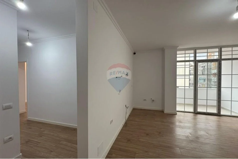 Tirane, shitet apartament 2+1+Ballkon , 75 m² 240.000 € (Rruga e Bogdaneve)