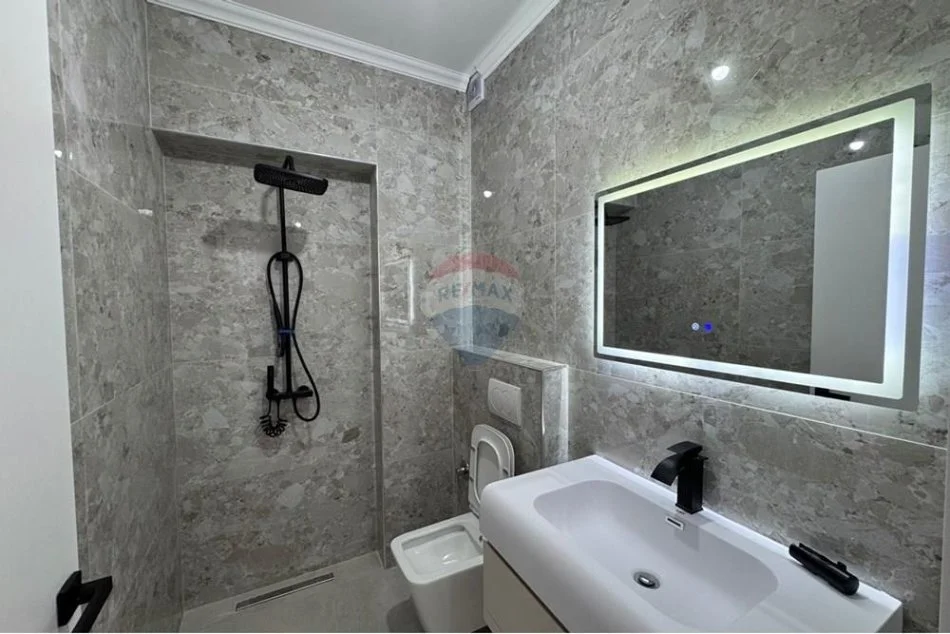 Tirane, shitet apartament 2+1+Ballkon , 75 m² 240.000 € (Rruga e Bogdaneve)