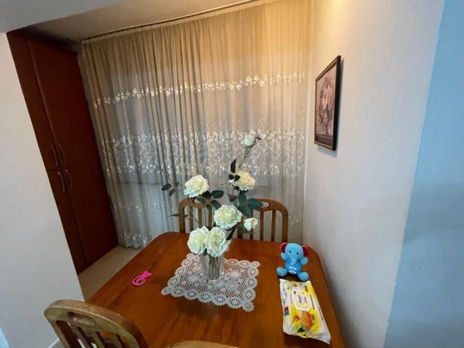 Tirane, jepet me qera apartament 2+1 Kati 3, 75 m² 450 € 
