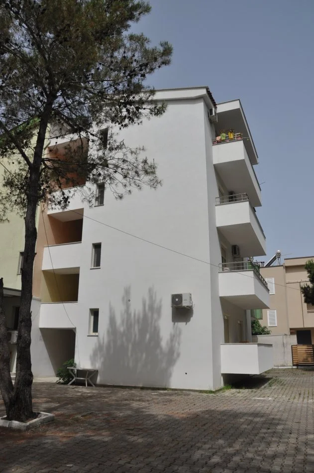 Qerret, jepet me qera apartament 1+1+Ballkon Kati 0, 3.000 € (Qerret)