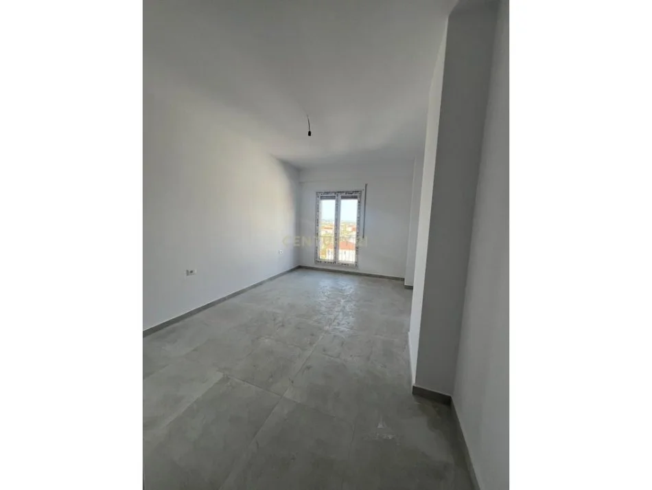 Tirane, shitet apartament 2+1+Aneks+Ballkon Kati 4, 109 m² 92.000 € (Qender Kamez)