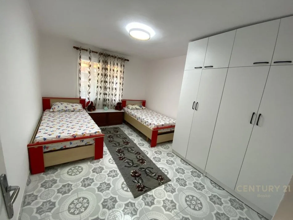 Tirane, jepet me qera apartament 2+1 Kati 4, 76 m² 600 € 