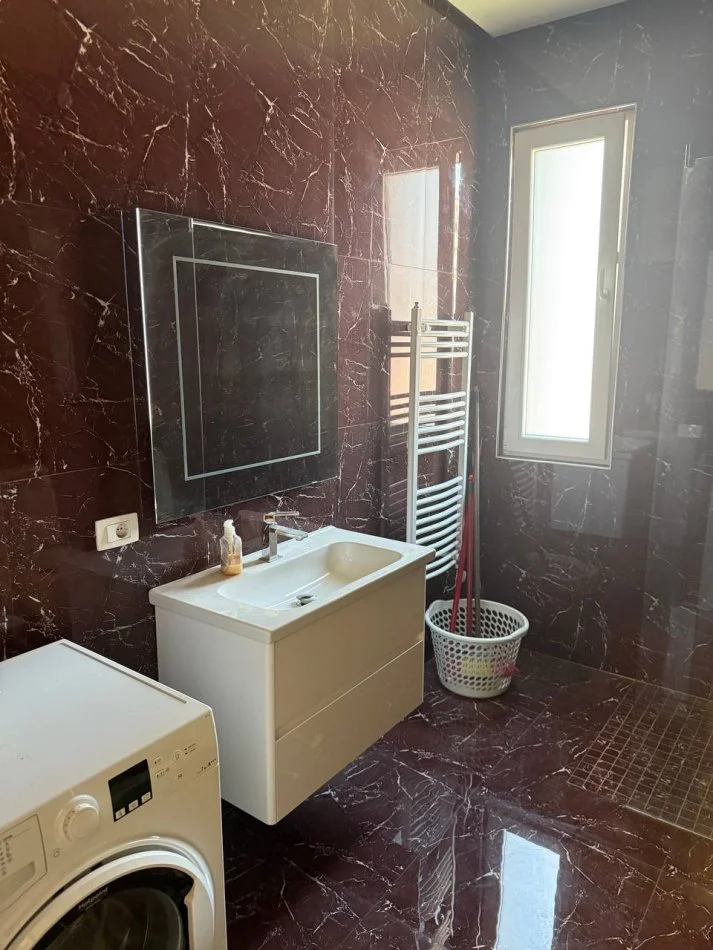 Tirane, jepet me qera apartament 2+1+Ballkon Kati 1, 120 m² 1.000 € (Spitali Amerikan 3)