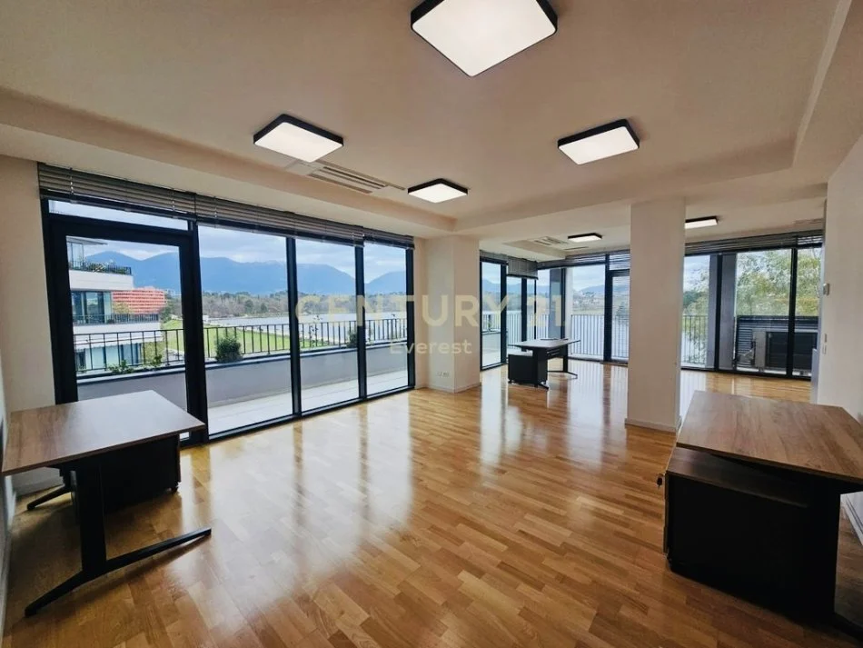 Tirane, jepet me qera ambjent biznesi Kati 3, 235 m² 4.000 € (Lake view Residences)