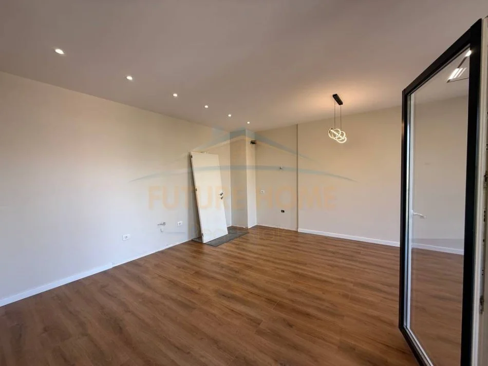 Tirane, shitet apartament 2+1+Ballkon Kati 5, 119 m² 185.000 € (Bulevardi i Ri)