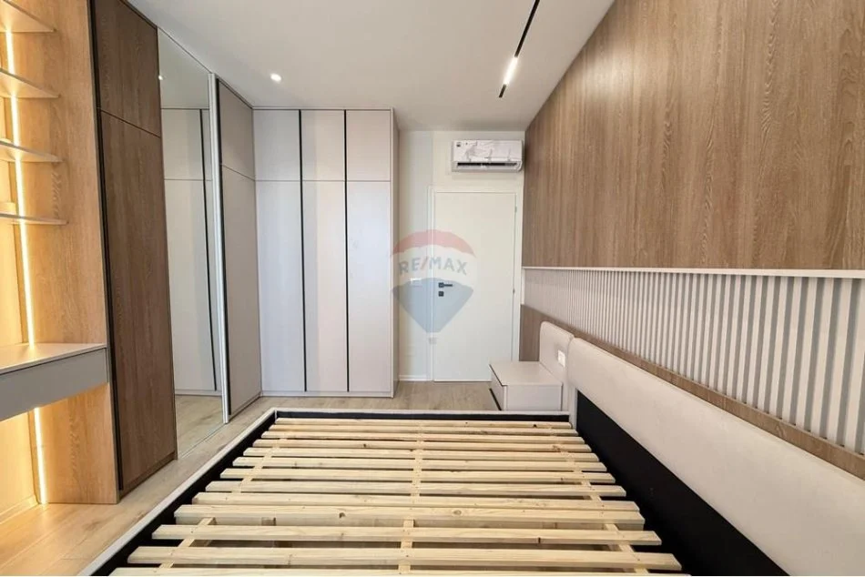 (242.000€) Tirane, shitet apartament 2+1+Ballkon , 81 m² (21 Dhjetori)