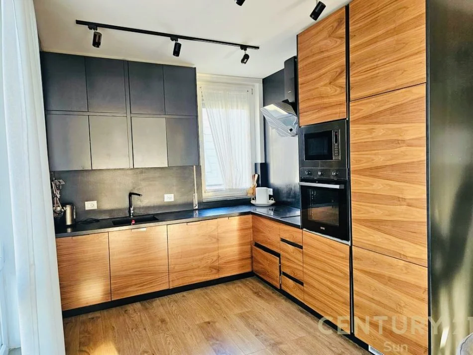 Tirane, jepet me qera apartament 3+1+post parkimi Kati 3, 130 m² 1.000 € (Kopshti Botanik)