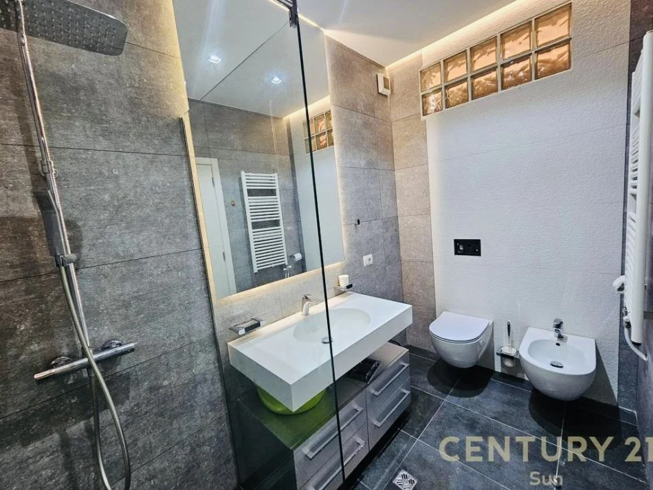 Tirane, jepet me qera apartament 3+1+post parkimi Kati 3, 130 m² 1.000 € (Kopshti Botanik)