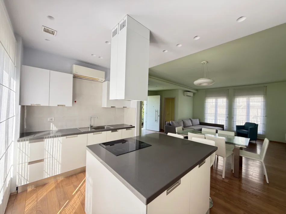 Tirane, jepet me qera Vile Vile 3 Katshe Kati 3, 260 m² 2.700 € (Teg)