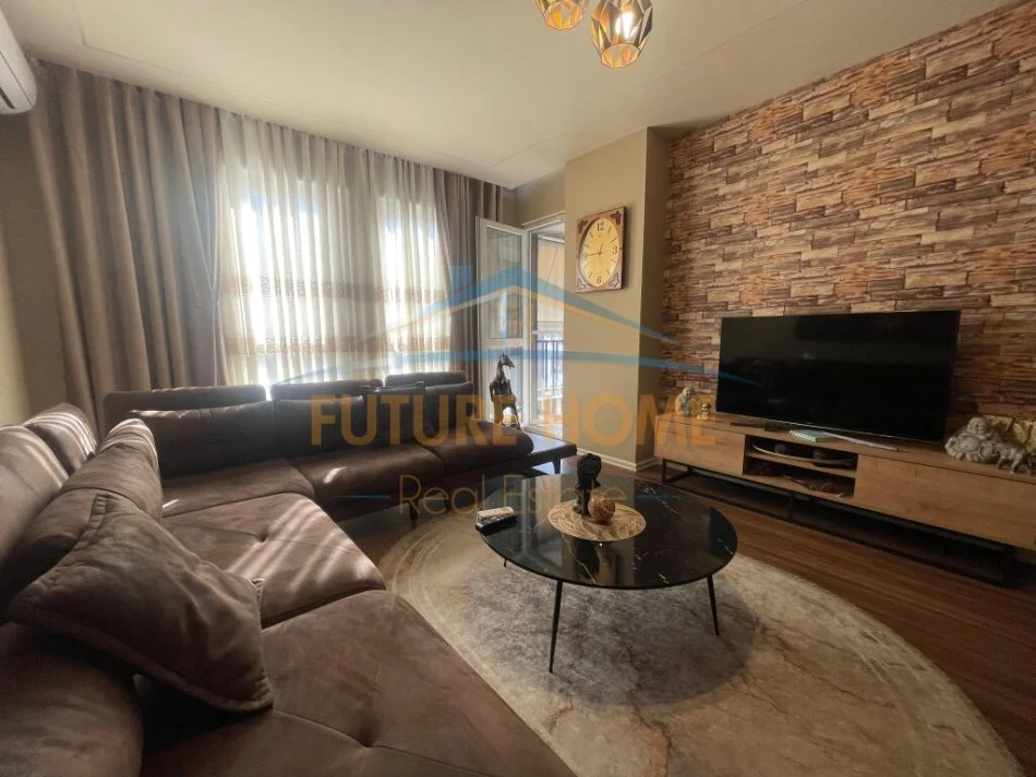 Tirane, shitet apartament 2+1+Ballkon Kati 9, 97 m² 167.000 € (5 Maj)