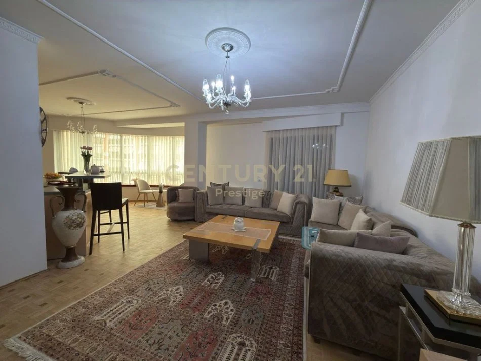 Tirane, jepet me qera apartament 2+1+Ballkon Kati 5, 178 m² 2.100 € 