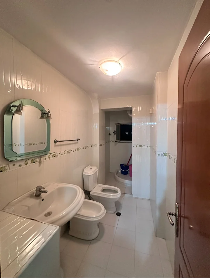 Tirane, jepet me qera apartament 1+1 Kati 4, 60 m² 300 € (Kombinat)