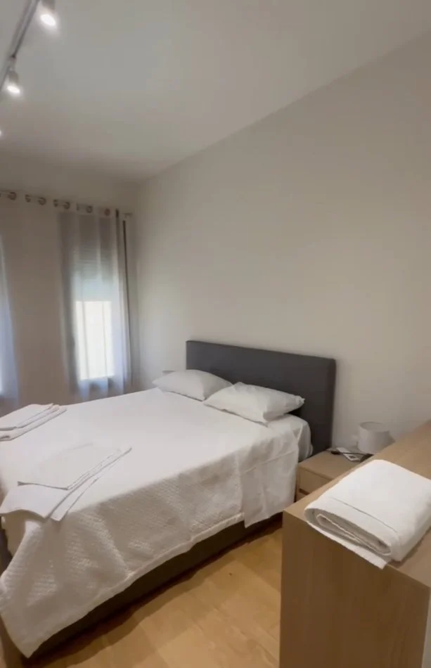 Tirane, jepet me qera apartament 2+1+Ballkon Kati 5, 100 m² 1.300 € (Rruga e Kosovareve)
