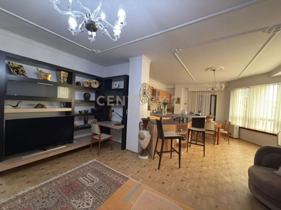 Tirane, jepet me qera apartament 2+1+Ballkon Kati 5, 178 m² 2.100 € 