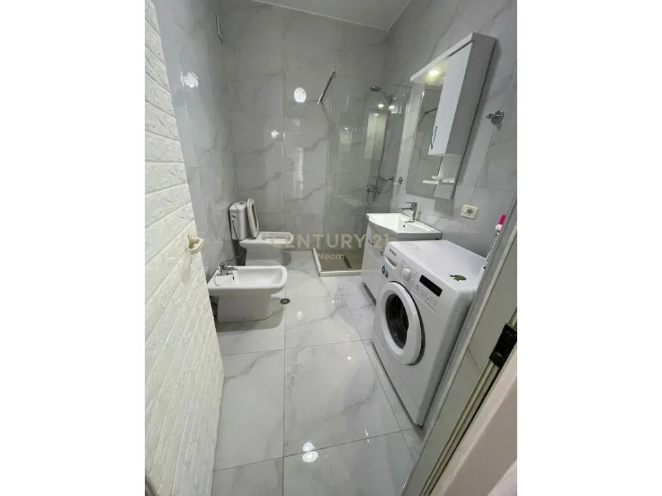 Tirane, jepet me qera apartament 1+1 Kati 4, 75 m² 600 € (Liqeni thate)