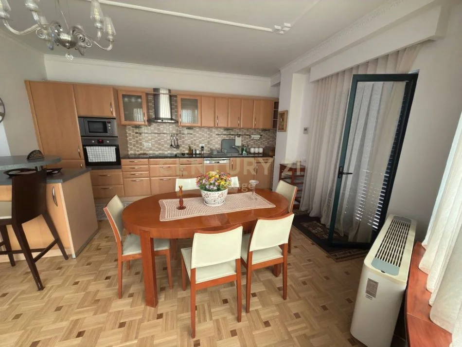 Tirane, jepet me qera apartament 2+1+Ballkon Kati 5, 178 m² 2.100 € 