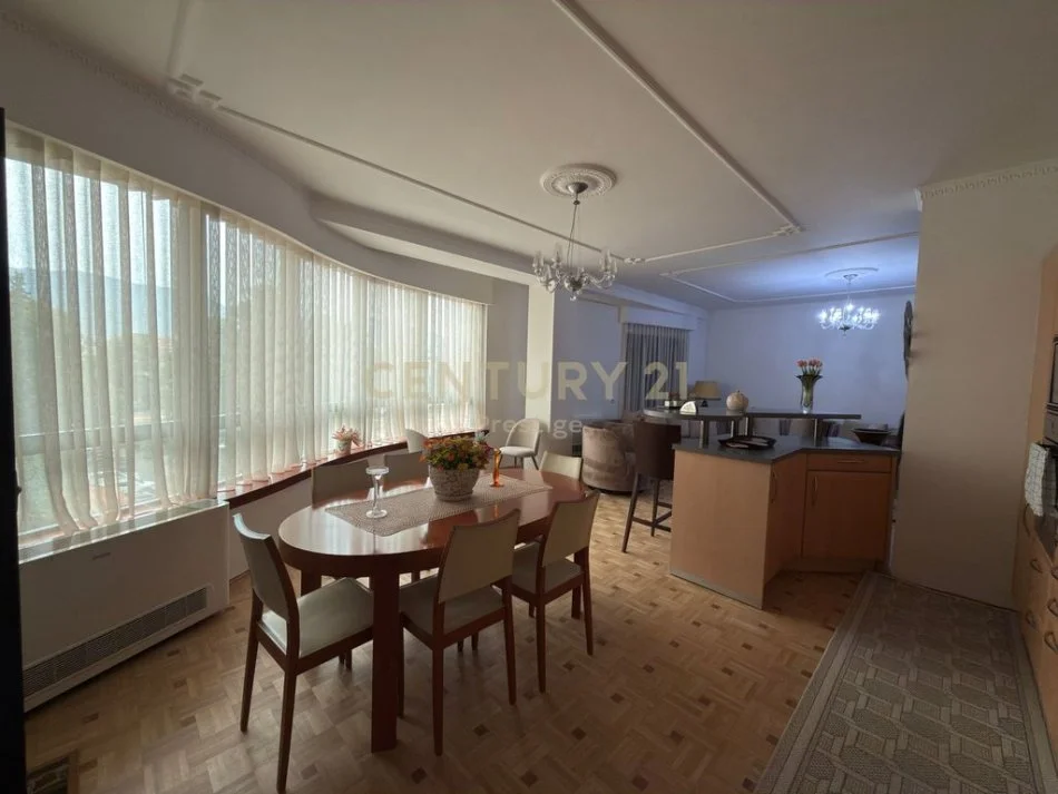 Tirane, jepet me qera apartament 2+1+Ballkon Kati 5, 178 m² 2.100 € 