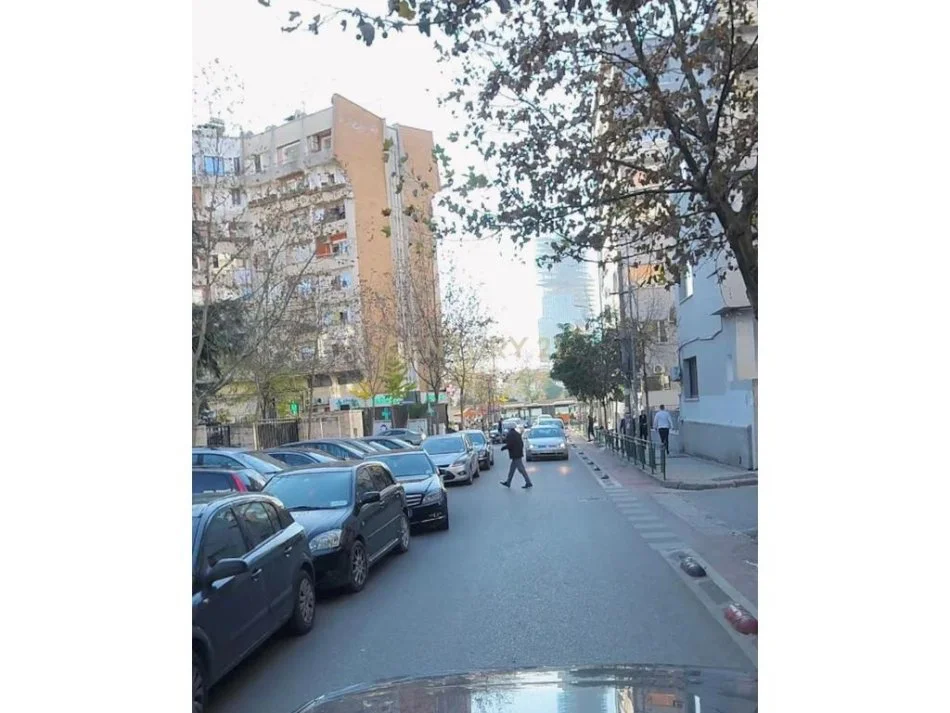 Tirane, jepet me qera zyre Kati 0, 35 m² 500 € (Ish stacioni i trenit)