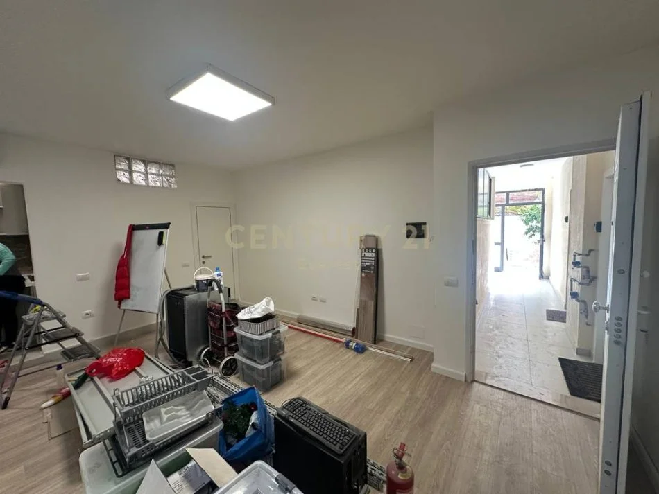 Tirane, jepet me qera zyre Kati 0, 35 m² 500 € (Ish stacioni i trenit)