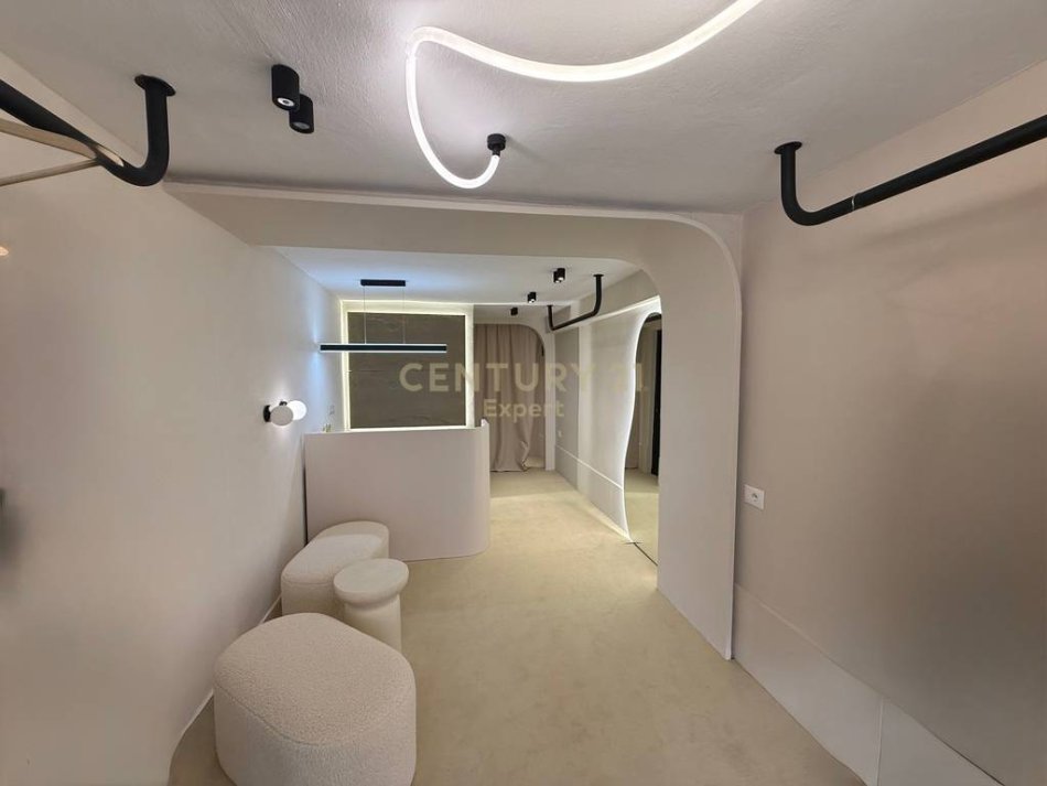 Tirane, jepet me qera dyqan Kati 1, 30 m² 600 € (Garda)