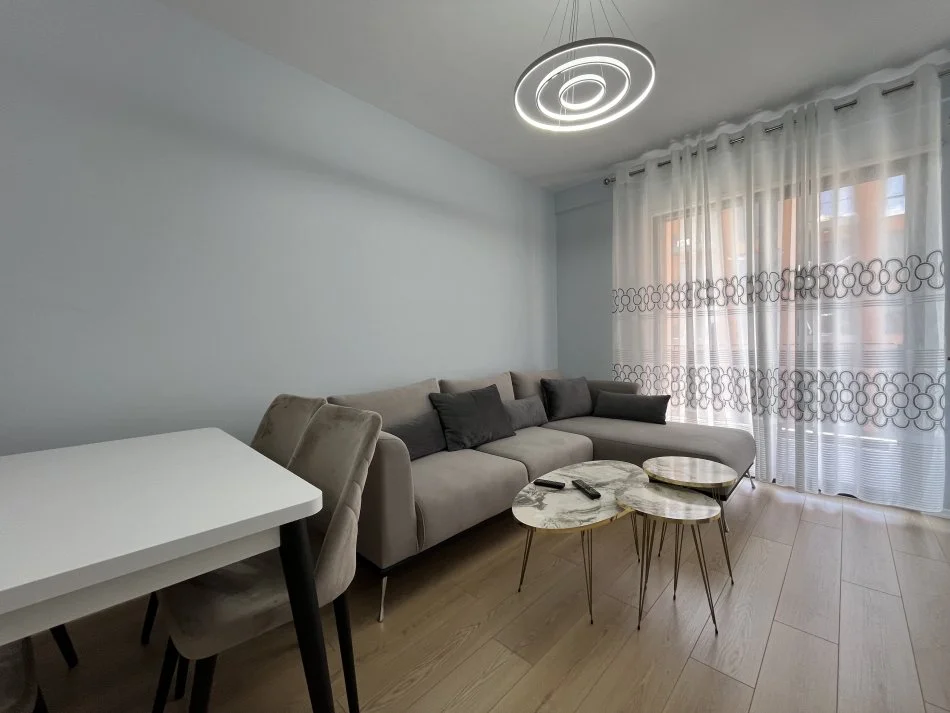 Tirane, jepet me qera apartament 1+1+Ballkon , 500 € 