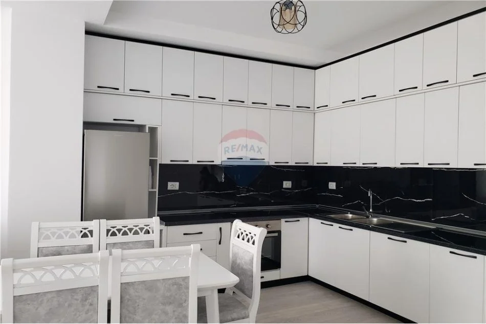 Tirane, jepet me qera apartament 2+1 , 600€ RugaSiri Kodra)