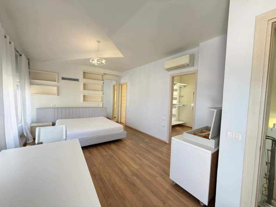 Tirane, jepet me qera Vile Vile 3 Katshe Kati 3, 260 m² 2.700 € (Teg)