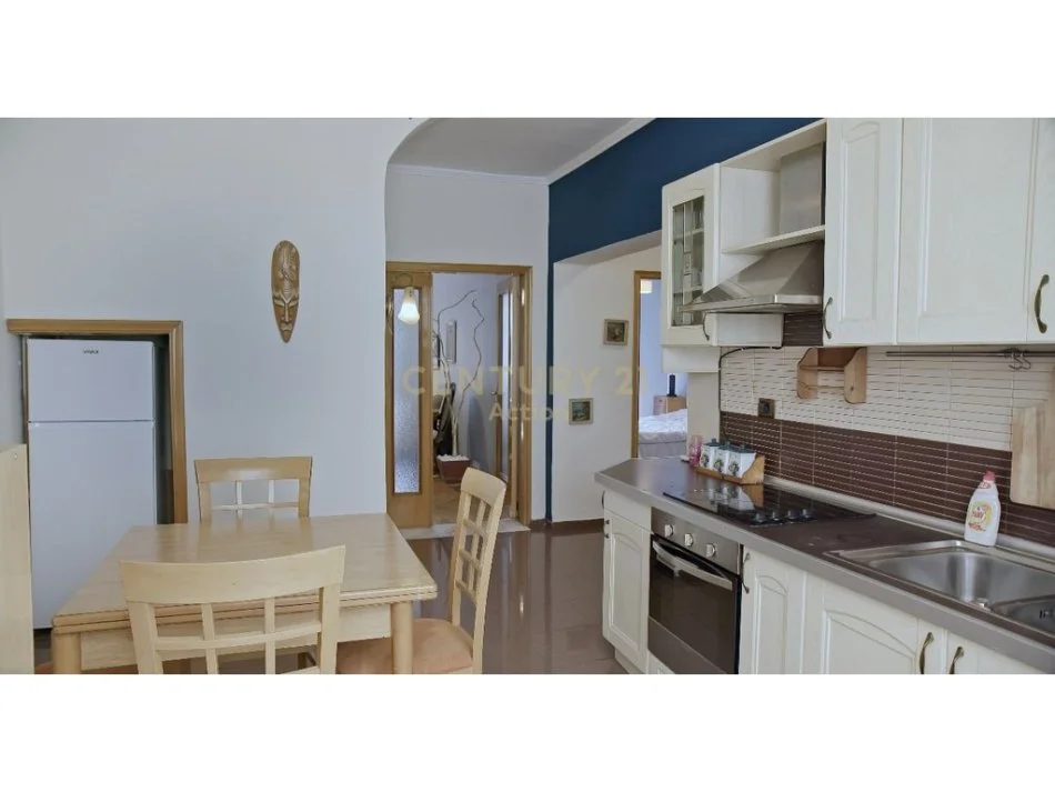 Tirane, jepet me qera apartament 2+1 Kati 4, 100 m² 730 € 