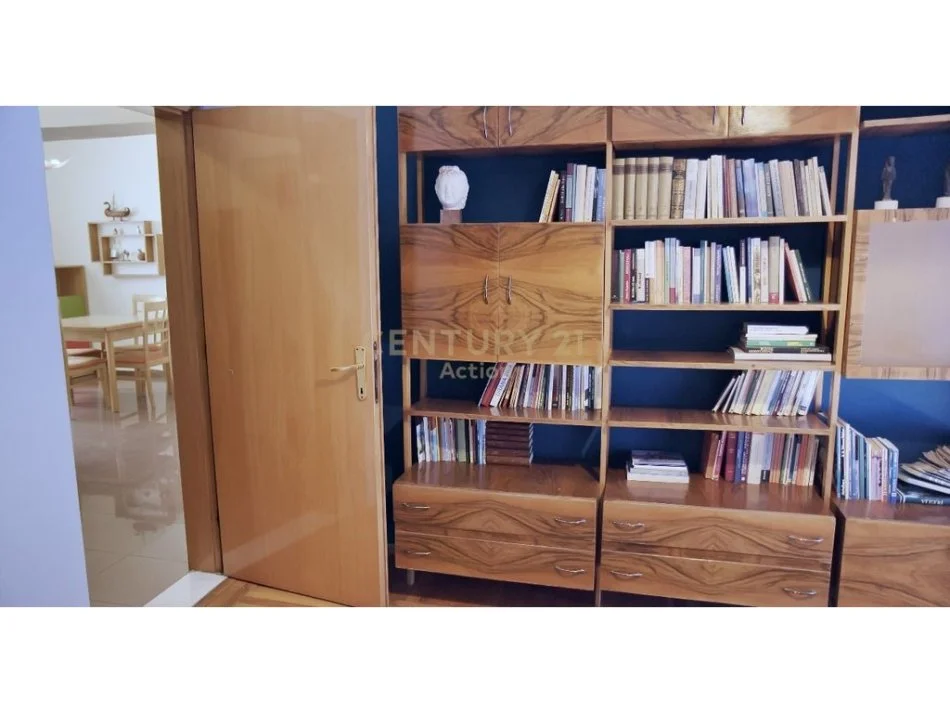 Tirane, jepet me qera apartament 2+1 Kati 4, 100 m² 730 € 