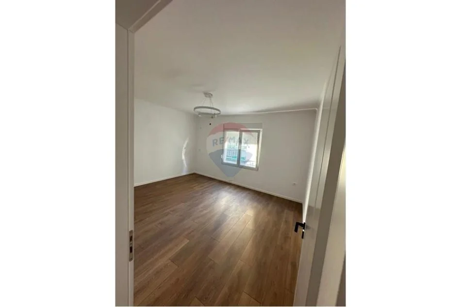 Tirane, shitet apartament 1+1+Ballkon Kati 4, 54 m² 95.000 € (Rruga Kongresi Manastirit)