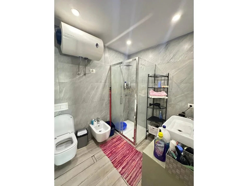 Tirane, shitet apartament 2+1 Kati 5, 107 m² (Pallati me Shigjeta)