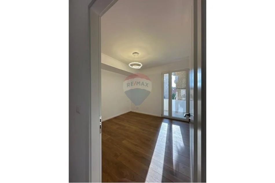 Tirane, shitet apartament 1+1+Ballkon Kati 4, 54 m² 95.000 € (Rruga Kongresi Manastirit)