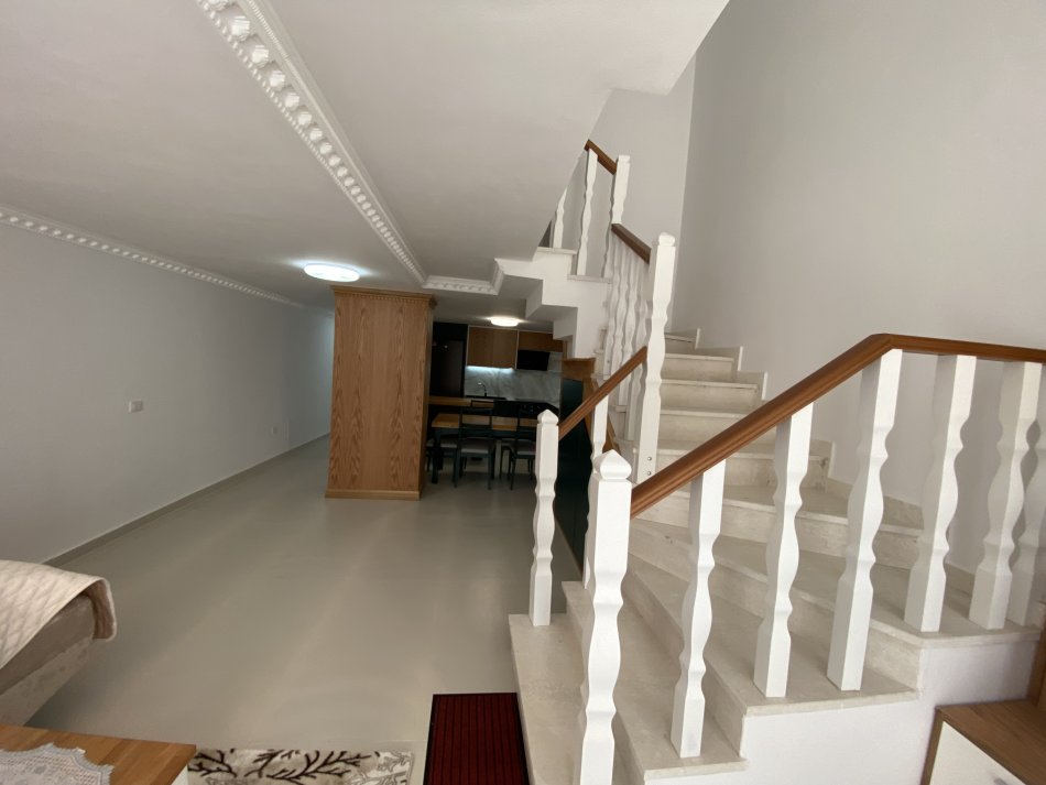 Tirane, jepet me qera apartament duplex 2+1+Aneks+Ballkon Kati 1, 160 m² 1.000 € (Kodra e diellit 2)