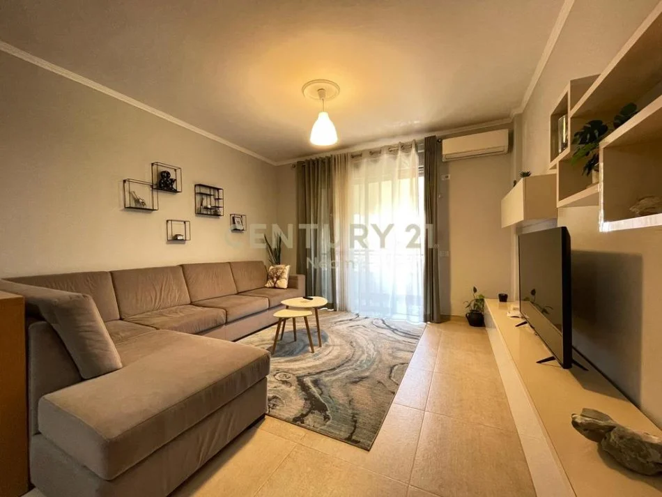 Tirane, jepet me qera apartament 2+1 Kati 1, 110 m² 700 € (Liqeni Thate)