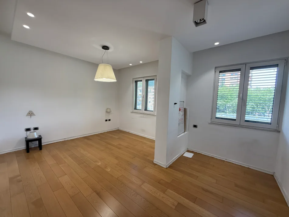 Tirane, jepet me qera zyre Kati 2, 140 m² 2.000 € (Rruga Sami Frasheri)