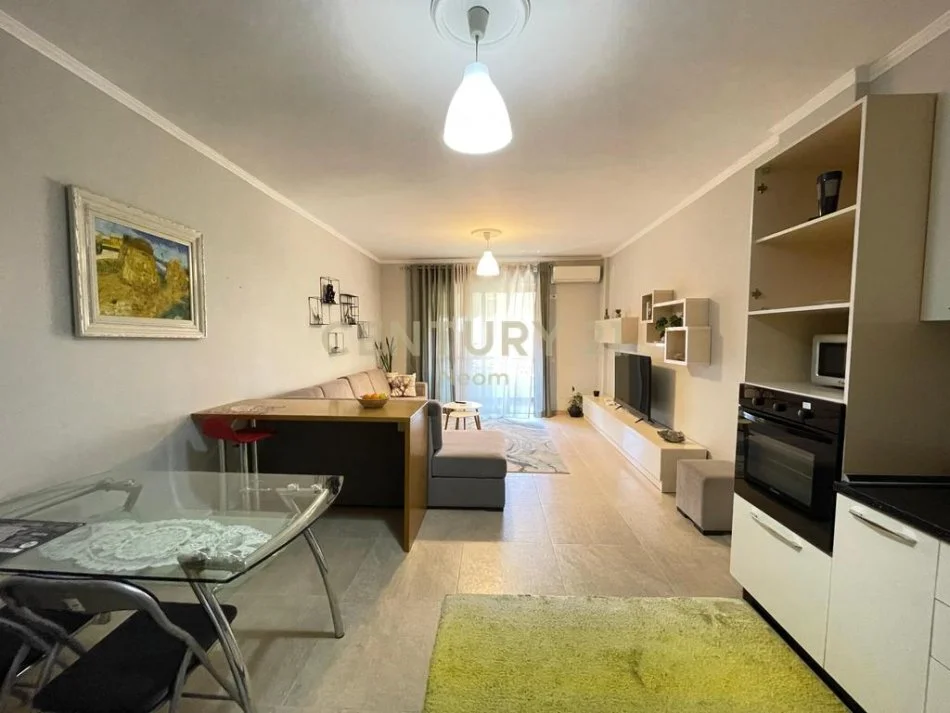 Tirane, jepet me qera apartament 2+1 Kati 1, 110 m² 700 € (Liqeni Thate)