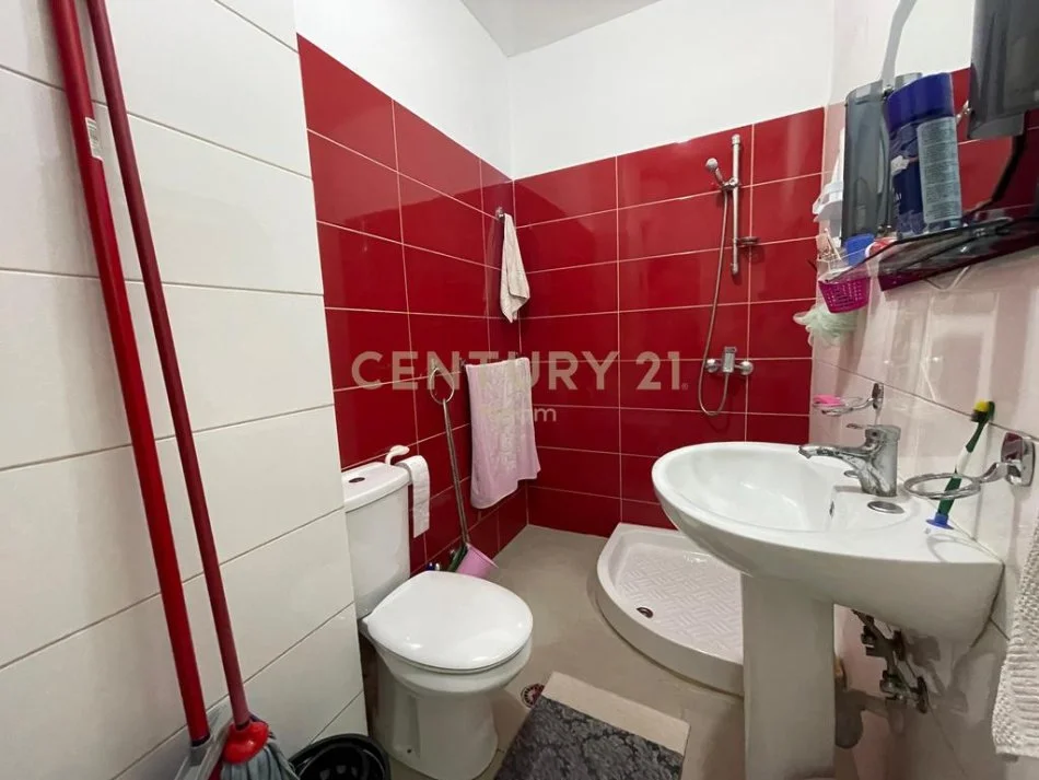 Tirane, jepet me qera apartament 2+1 Kati 1, 110 m² 700 € (Liqeni Thate)