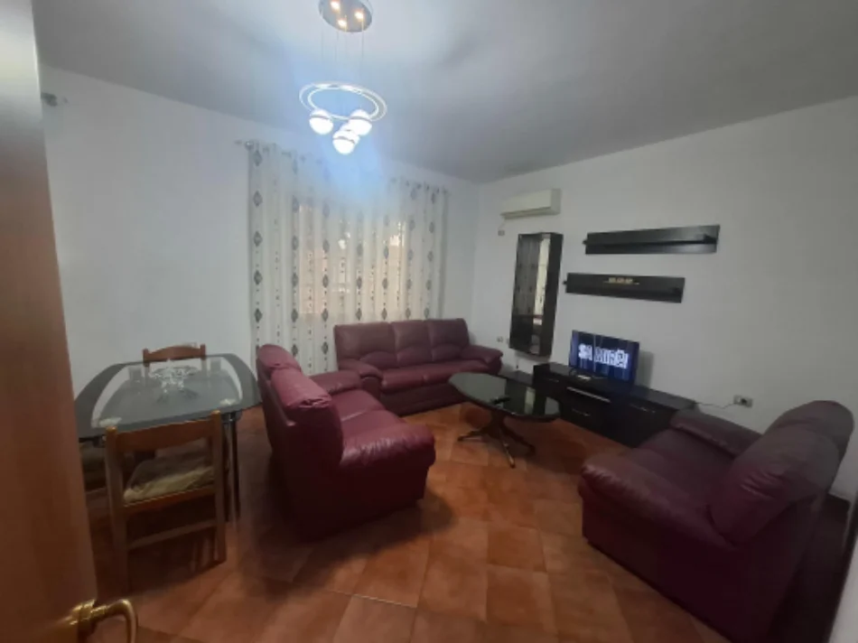 Tirane, jepet me qera shtepi 1+1+parkim Kati 1, 65 m² 400 € (Lokal 2 Palmat Astir)