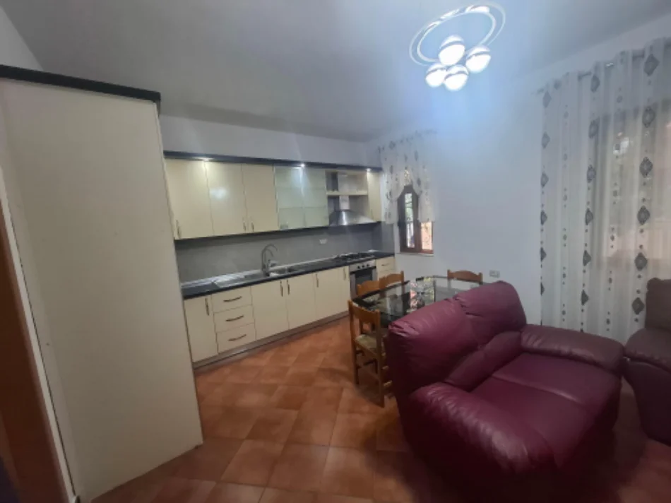 Tirane, jepet me qera shtepi 1+1+parkim Kati 1, 65 m² 400 € (Lokal 2 Palmat Astir)