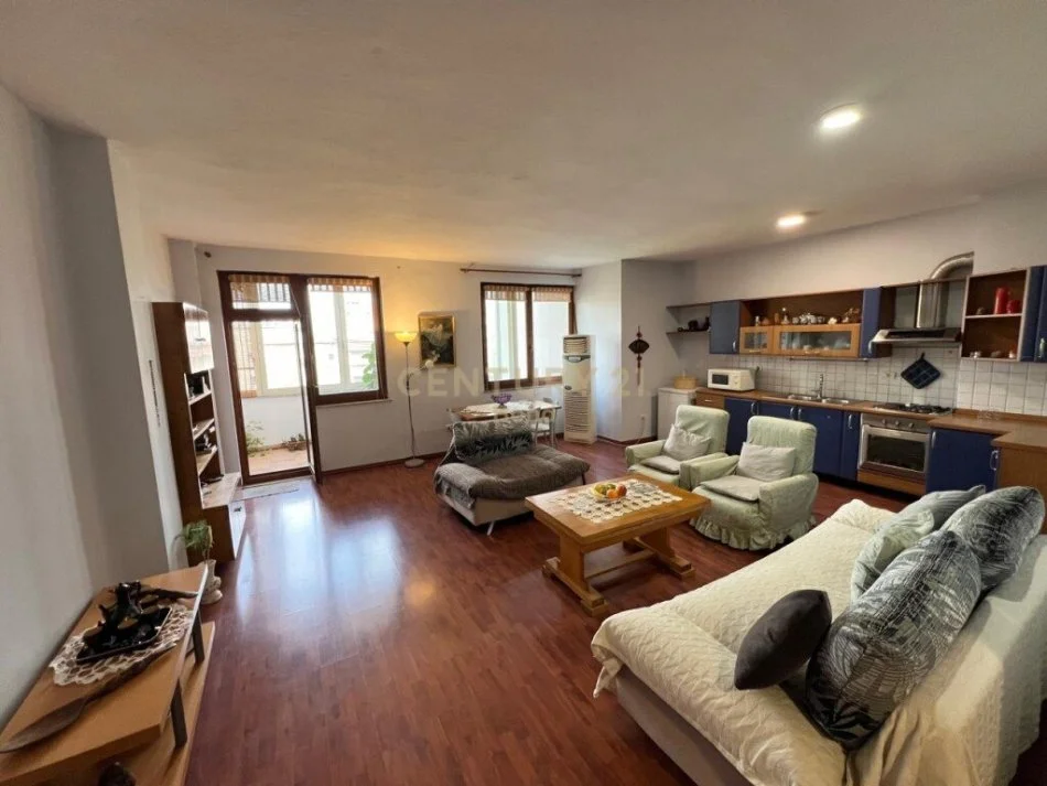 Tirane, jepet me qera apartament 2+1 Kati 4, 130 m² 650 € 